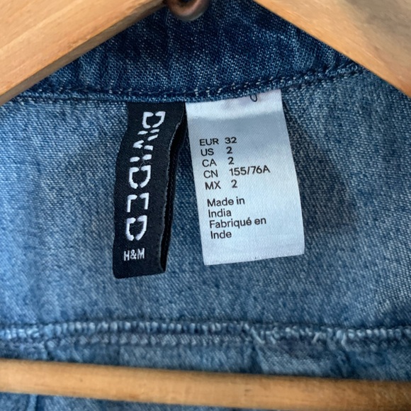 Cute jean dress with flower details - Picture 2 of 7